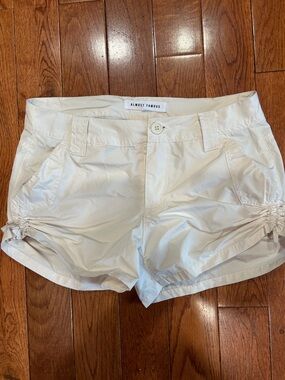 Almost Famous Women's Cream High-Waist Ruched Side Shorts